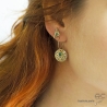Boucles d'oreilles créoles, agate verte sur une médaille martelé en plaqué or, choix des attaches, création by Alicia