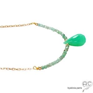 Collier émeraude avec gouttes en chrysoprase sur une chaîne en plaqé or, ras de cou, création by Alicia