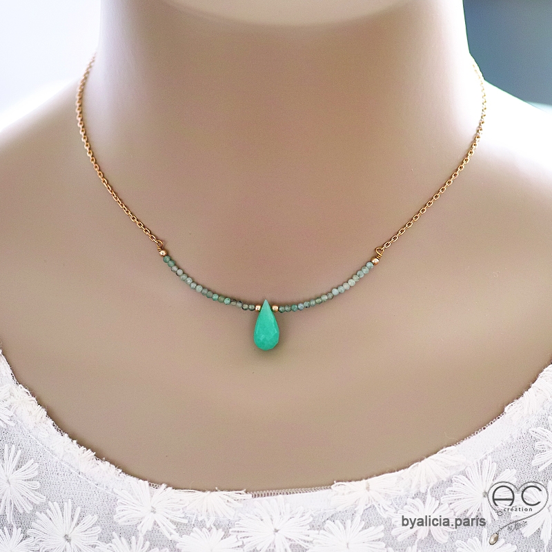 Collier émeraude avec gouttes en chrysoprase sur une chaîne en plaqé or, ras de cou, création by Alicia