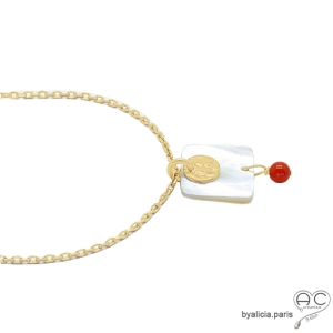 ras de cou pendentif nacre médaille martelé en plaqué or pampille en racine de corail création by Alicia