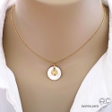 Collier, pendentif en nacre  ronde avec médaille soleil en plaqué or, création by Alicia