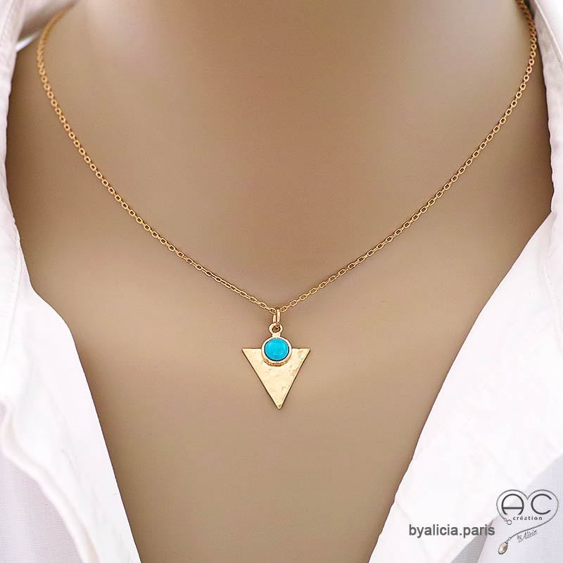 Pendentif  turquoise reconstituée sur un triangle martelé en plaqué or, tendance, bohème, femme