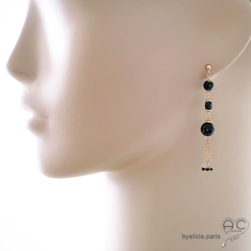 Boucles d'oreilles longues avec agate noire et pampille en chaînes plaqué or et spinelle noir, fait main, création by Alicia