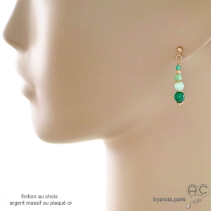 Boucles d'oreilles pendantes en pierres vertes onyx et chrysoprase sur une chaîne fine, courtes, fait main, création by Alicia