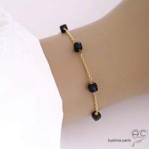 bracelet noir femme pierre naturelle spinelle noire sur une chaîne en plaqué or fait main en France