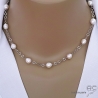 Collier avec perles de culture blanches parsemées sur une chaîne maillon rond en argent massif rhodié, création by Alicia