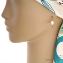 Boucles d\'oreilles  avec perle de culture d\'eau douce et pampille boule en plaqué or, pendantes, création by Alicia