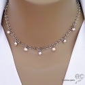 Collier avec breloques en perles de culture et petites coeurs sur une chaîne en argent 925 rhodié, création by Alicia