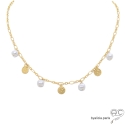 Collier avec breloques en perles de culture et petites médailles martelées sur une chaîne en plaqué or, création by Alicia