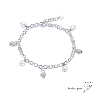 Bracelet avec breloques en perles de culture et petites coeurs, chaîne en argent 925 rhodié, création by Alicia