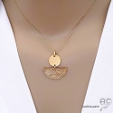 Pendentif LUNNA double avec demi-lune et médaille en plaqué or martelé, tendance, femme