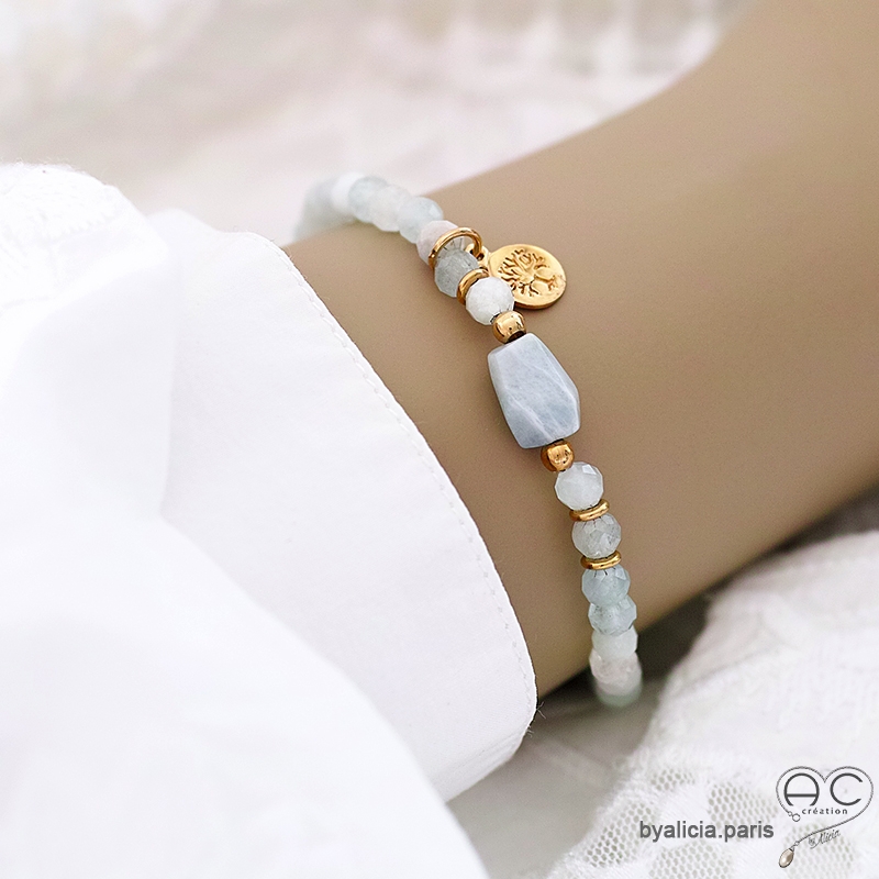 Bracelet aigue marine, pampille arbre de vie plaqué or 3MIC, pierre semi-précieuse bleu, élastique, création by Alicia Bracelet aigue marine, pampille arbre de vie plaqué or 3MIC, pierre semi-précieuse bleu, élastique, création by Alicia