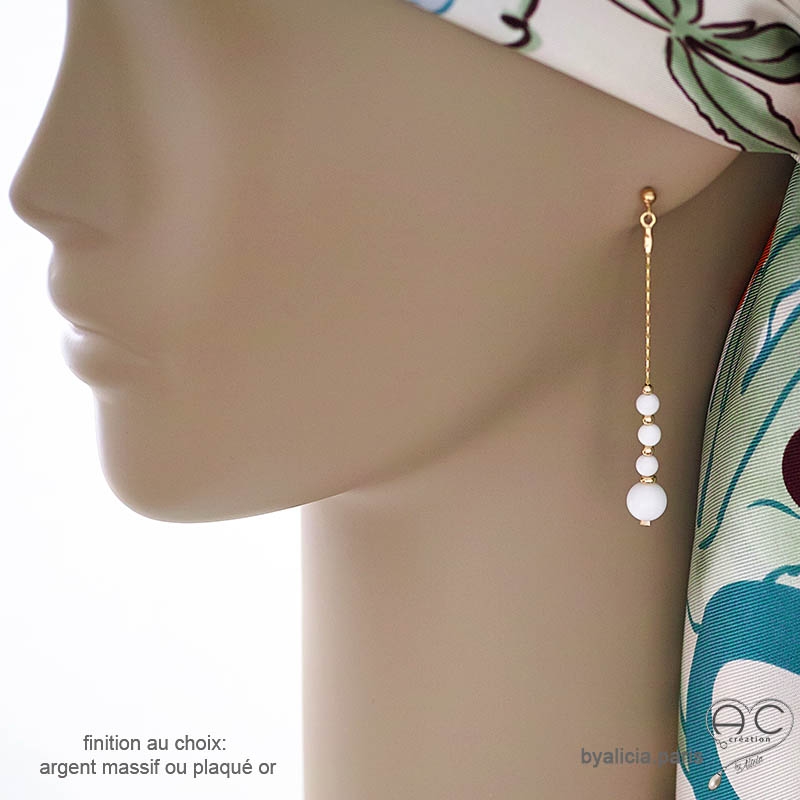 Boucles d'oreilles blanches femme en agate blanche, fines, longues, fait main, création by Alicia Boucles d'oreilles blanches femme en agate blanche, fines, longues, fait main, création by Alicia