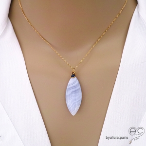 ras de cou avec pendentif bleu en pierre semi-précieuse calcédoine bleue réalisé à la main