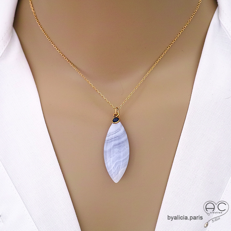 ras de cou avec pendentif bleu en pierre semi-précieuse calcédoine bleue réalisé à la main ras de cou avec pendentif bleu en pierre semi-précieuse calcédoine bleue réalisé à la main