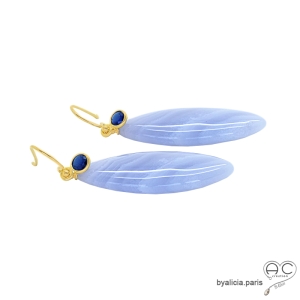 boucles d'oreilles femme bleu lavande en plaqué or et pierre semi-précieuse calcédoine bleue