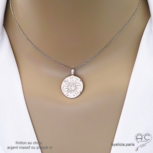 pendentif médaille avec le soleil et les étoiles en argent, ras du cou femme