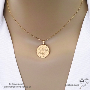 pendentif médaille avec le soleil et les étoiles en plaqué or, ras du cou femme