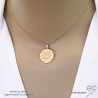 pendentif médaille avec le soleil et les étoiles en plaqué or, ras du cou femme