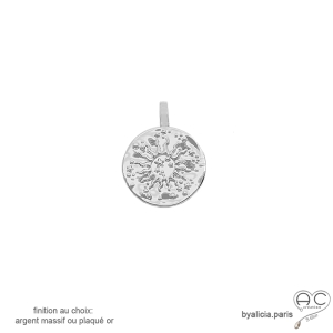 Pendentif médaille avec le soleil et les étoiles en argent rhodié, ras de cou femme