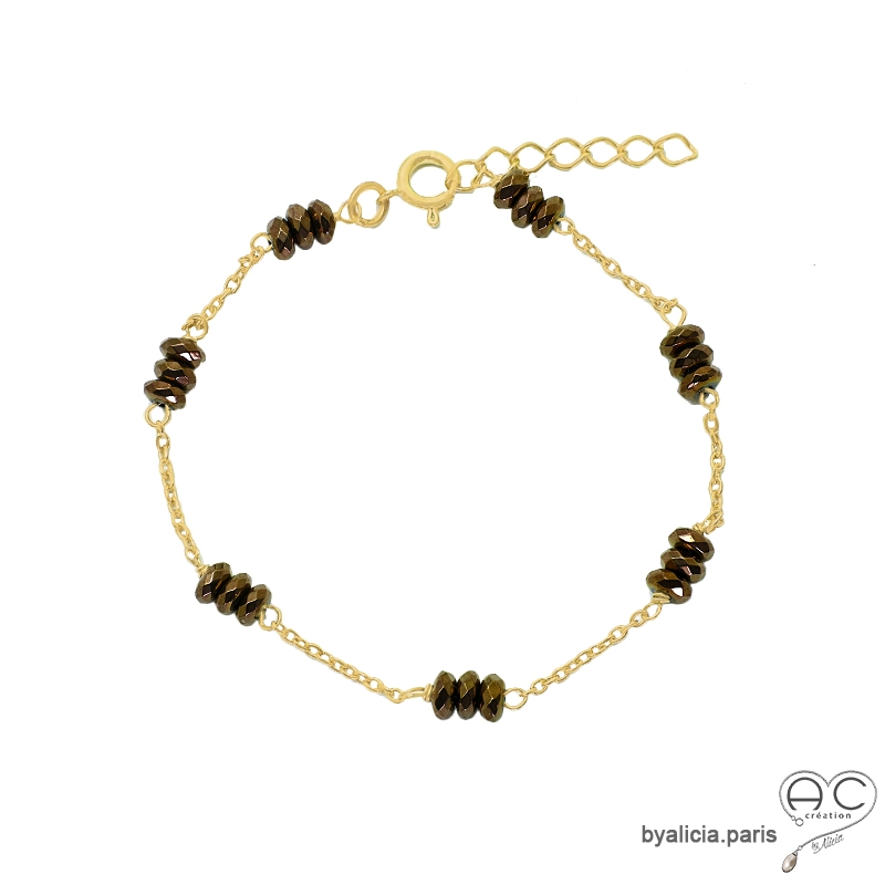 Bracelet hématite bronze facetté parsemée sur une chaîne fine plaqué or, création by Alicia Bracelet hématite bronze facetté parsemée sur une chaîne fine plaqué or, création by Alicia