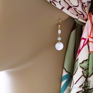 boucles d'oreilles blanches pour femme en nacre et plaqué or ou argent réalisées à la main