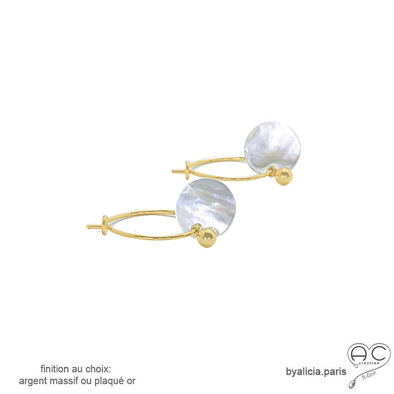 Petites créoles en plaqué or ou en argent massif avec nacre ronde, fait main, création by Alicia Petites créoles en plaqué or ou en argent massif avec nacre ronde, fait main, création by Alicia