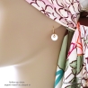 Petites boucles d'oreilles blanches créoles avec nacre ronde réalisées à la main