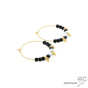 boucles d'oreilles noires grandes créoles en plaqué or et pierres spinelle noire et agate blanche
