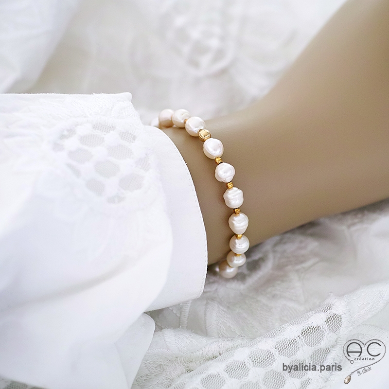 Bracelet perles véritables d'eau douce blanches et plaqué or massif, fait main, création by Alicia Bracelet perles véritables d'eau douce blanches et plaqué or massif, fait main, création by Alicia