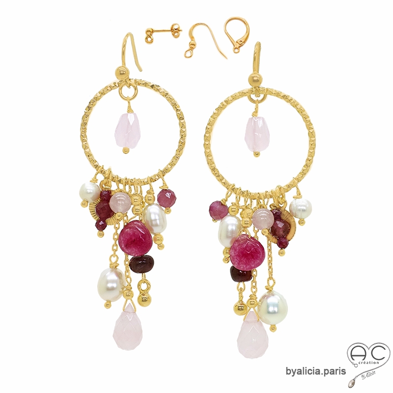 boucles d'oreilles pendantes, anneau diamanté en plaqué or avec pampilles en pierres semi-précieuses roses, fait main en France boucles d'oreilles pendantes, anneau diamanté en plaqué or avec pampilles en pierres semi-précieuses roses, fait main en France