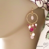 Boucles d'oreilles pendantes avec pampilles en pierres roses sur anneaux en plaqué or, fait main, création by Alicia