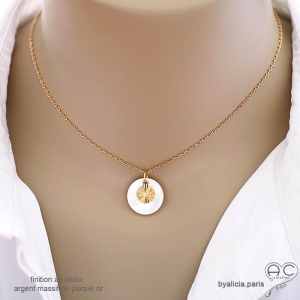 Collier, pendentif en nacre  ronde avec médaille en plaqué or ou en argent, création by Alicia