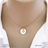 Collier, pendentif en nacre  ronde avec médaille en plaqué or ou en argent, création by Alicia