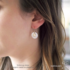 Boucles d'oreilles en nacre ronde avec médaille en plaqué or ou en argent, création by Alicia