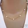 collier ras du cou femme en parles naturelles blanches sur une chaîne fine en plaqué or fait main sur mesure