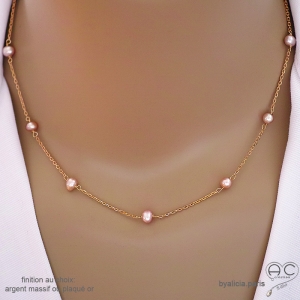 ras de cou femme en perles naturelles roses sur une chaine fine en plaqué or réalisé sur mesure à la main en France