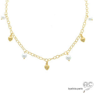 Collier avec breloques en perles de culture et petites coeurs sur une chaîne en plaqué or, création by Alicia