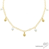 Collier avec breloques en perles de culture et petites coeurs sur une chaîne en plaqué or, création by Alicia