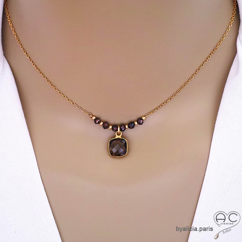 Collier quartz fumé entouré des petites pyrites sur une chaîne en plaqué or, ras de cou, fait main, création by Alicia Collier quartz fumé entouré des petites pyrites sur une chaîne en plaqué or, ras de cou, fait main, création by Alicia