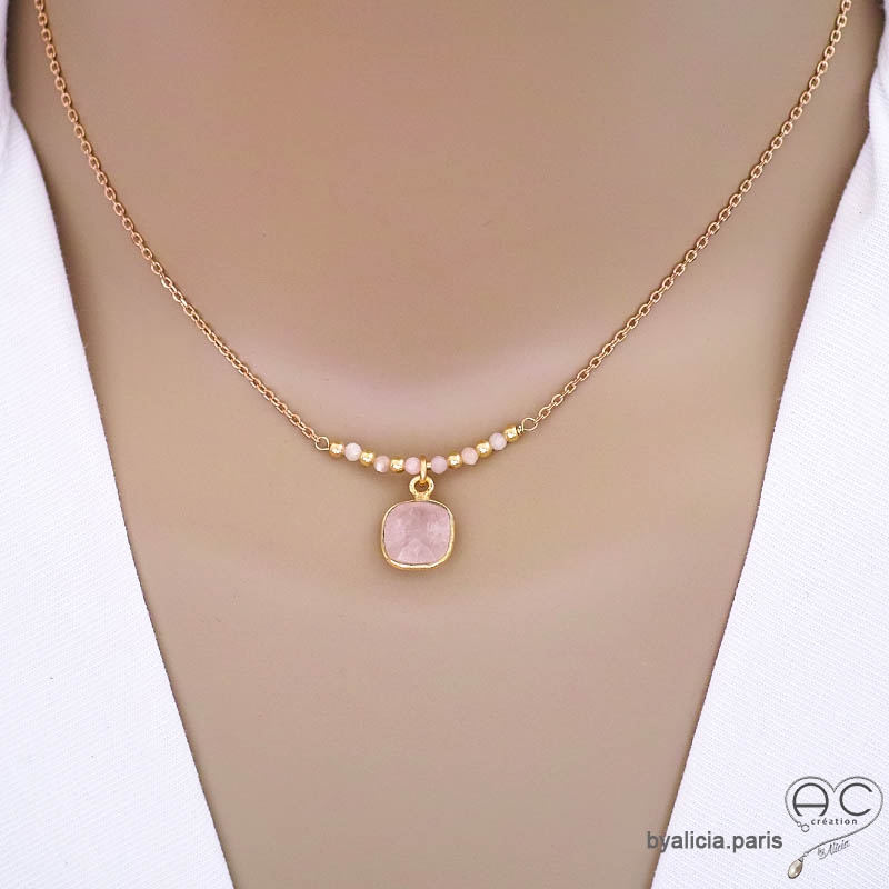 Collier quartz rose entouré de petites opales roses sur une chaîne en plaqué or, ras de cou, fait main, création by Alicia Collier quartz rose entouré de petites opales roses sur une chaîne en plaqué or, ras de cou, fait main, création by Alicia