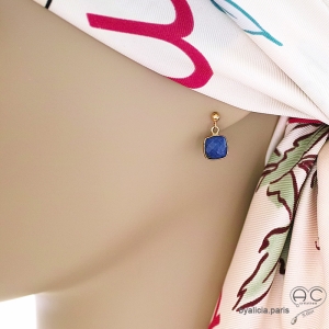 Boucles d’oreilles lapis-lazuli portées, bijou doré fait main