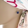 Boucles d’oreilles lapis-lazuli portées, bijou argent fait main en France