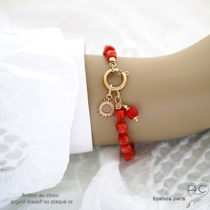 Bracelet cornaline naturelle porté au poignet fermoir pour charms en argent ou plaqué or