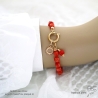 Bracelet cornaline naturelle porté au poignet fermoir pour charms en argent ou plaqué or