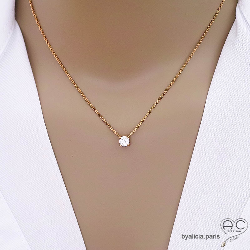Collier avec solitaire en zirconium brillant sur une chaîne en plaqué or, ras de cou fin, femme