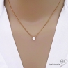 Collier avec solitaire en zirconium brillant sur une chaîne en plaqué or, ras de cou fin, femme