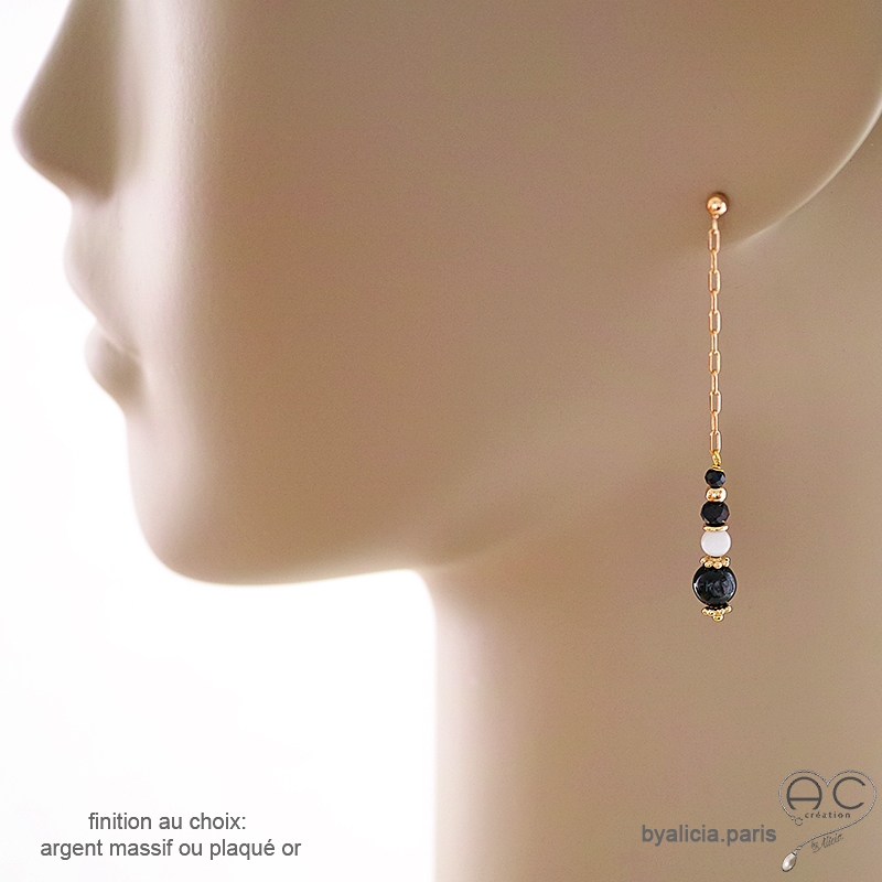 Boucles d'oreilles longues en piarres naturelles noires sur une chaîne fine, fait main, création by Alicia