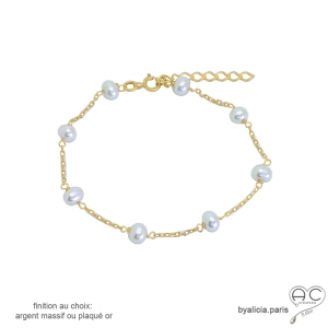 Bracelet avec perles blanches parsemées sur une chaîne fine plaqué or, fait main, création by Alicia