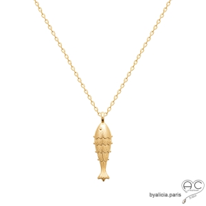 bijou poisson plaqué or design texturé sur une chaîne fine